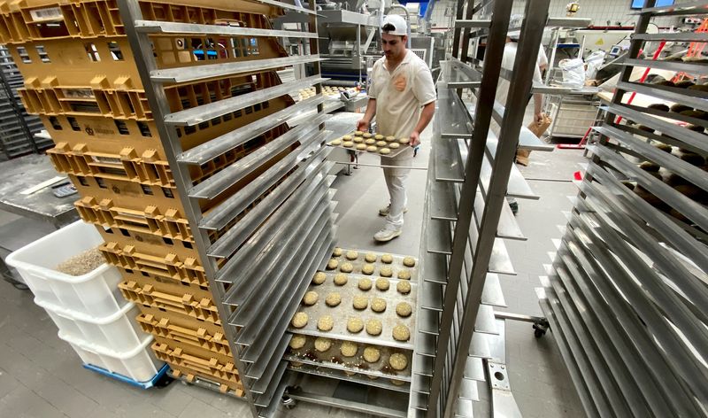 © Reuters. FILE PHOTO: Staff work at the Heinz Hemmerle bakery in Muelheim an der Ruhr, as in the land of Bretzel and Abendbrot, rising energy prices are taking a toll on German bakeries that are heavily dependent on gas and electricity, threatening the existence of many small family businesses and affordability of the key staple food, in Germany, September 8, 2022. REUTERS/Stephane Nitschke/File Photo