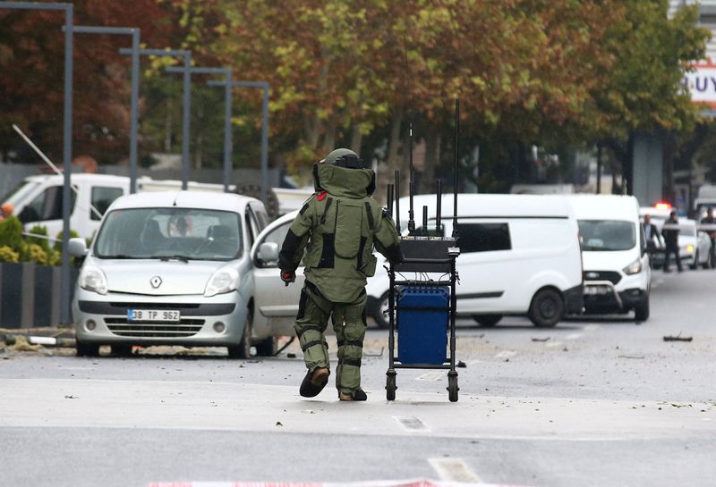 &copy; Reuters. FILE PHOTO: A bomb disposal expert works at the scene after a bomb attack in Ankara, Turkey October 1, 2023. REUTERS/Cagla Gurdogan/File Photo