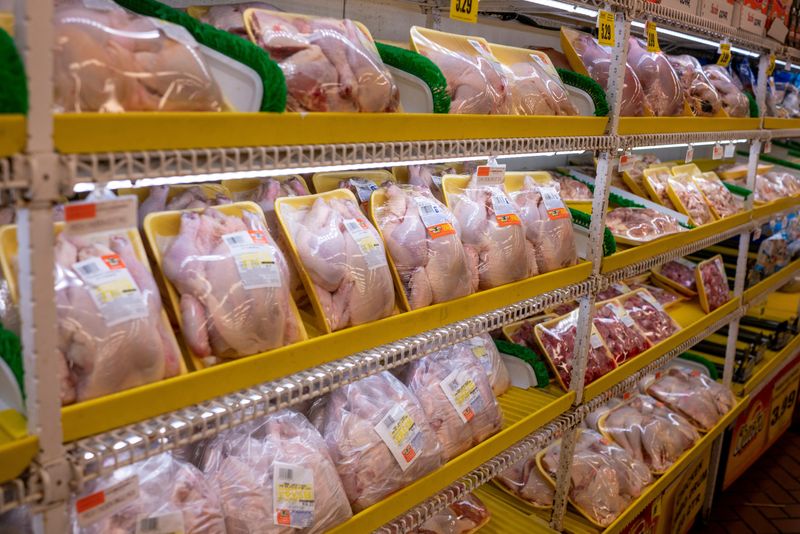© Reuters. FILE PHOTO: Chickens are displayed for sale in the meat department of a grocery store in the Brooklyn borough of New York U.S., May 5, 2020. REUTERS/Lucas Jackson