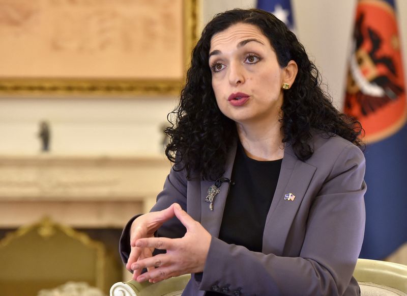 &copy; Reuters. FOTO DE ARCHIVO: La president de Kosovo, Vjosa Osmani, habla con Reuters después de un tiroteo mortal en el norte del país, en Pristina, Kosovo 28 de septiembre 2023. REUTERS/Laura Hasani