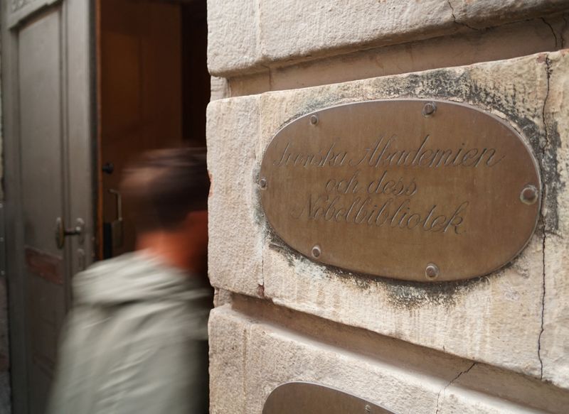 &copy; Reuters. Placa con el nombre de la Academia Sueca, donde se anunciará el Premio Nobel de Literatura, en Estocolmo, Suecia, el 5 de octubre de 2023. REUTERS/ Tom Little/ Foto de archivo