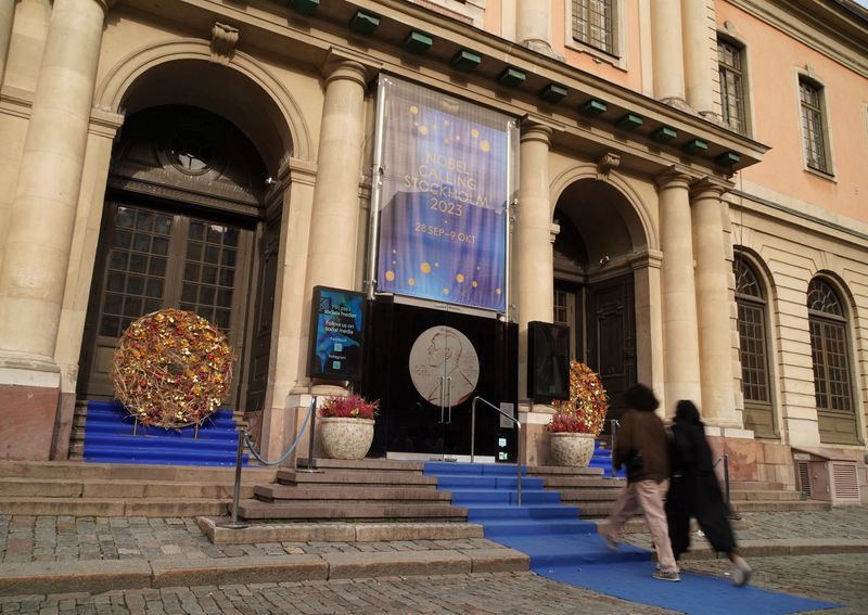 &copy; Reuters. Dos personas entran en el Museo Nobel de Estocolmo, Suecia, el 5 de octubre de 2023. REUTERS/ Tom Little/ Foto de archivo