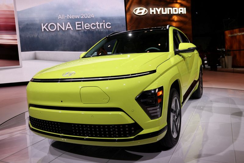&copy; Reuters. FILE PHOTO: A Hyundai Kona electric vehicle is displayed at the New York International Auto Show, in Manhattan, New York City, U.S., April 5, 2023. REUTERS/Andrew Kelly/File Photo