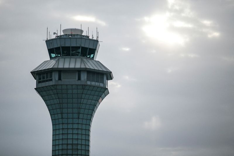 © Reuters. FILE PHOTO: A view of the air traffic control tower at O’Hare International Airport in Chicago, Illinois, U.S., January 11, 2023. REUTERS/Jim Vondruska/File Photo