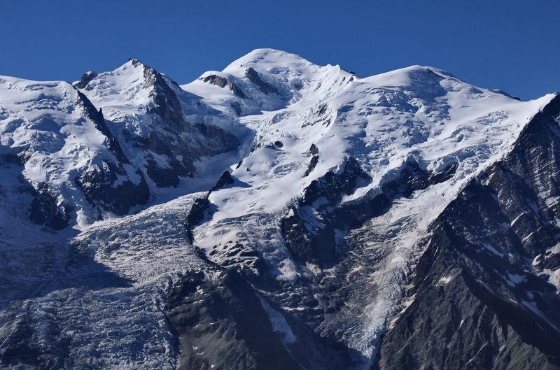 &copy; Reuters. FOTO DE ARCHIVO: Una vista de la montaña Mont Blanc desde Le Brevent, en Chamonix, Francia, 14 de junio de 2022. REUTERS/Denis Balibouse/Fotografía de archivo