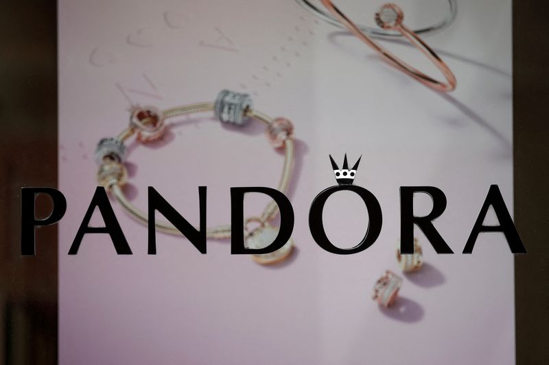&copy; Reuters. FOTO ARCHIVO: Una tienda de Pandora, el fabricante y minorista danés internacional de joyas, se ve en París, Francia. 7 de agosto, 2018.  REUTERS/Benoit Tessier/Archivo