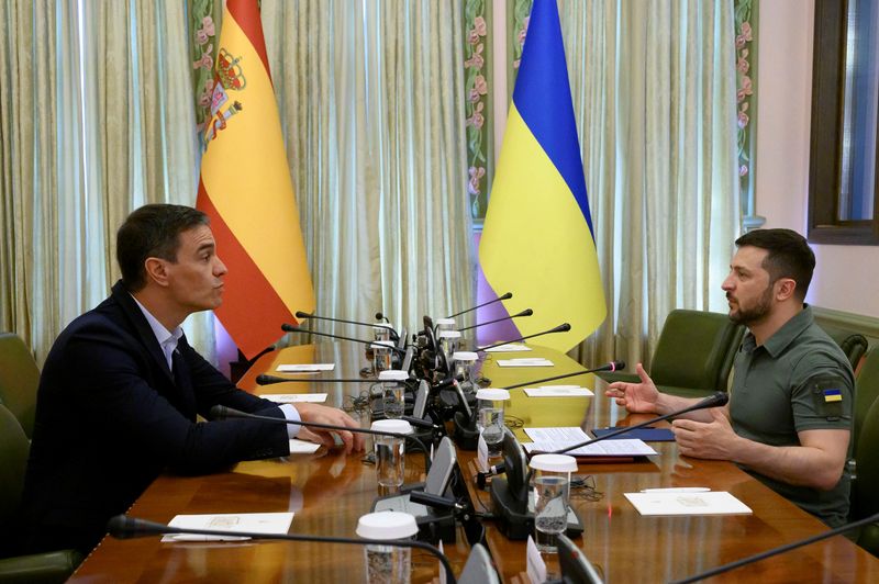 &copy; Reuters. FOTO DE ARCHIVO: El presidente de Ucrania, Volodímir Zelenski, y el presidente del Gobierno español, Pedro Sánchez, asisten a una reunión, en medio del ataque de Rusia a Ucrania, en Kiev, Ucrania, el 1 de julio de 2023. Servicio de Prensa Presidencial