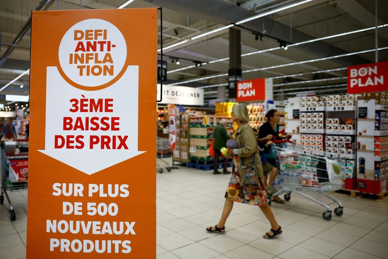 &copy; Reuters. FILE PHOTO: A sign reading "Anti-inflation challenge, third price cut on more than 500 new products" is seen as customers shop at a Carrefour supermarket in Montesson near Paris, France, September 13, 2023. REUTERS/Sarah Meyssonnier/File Photo