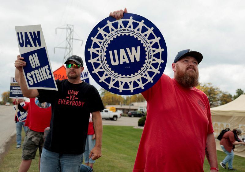 &copy; Reuters. FILE PHOTO: Striking United Auto Workers (UAW) members from the General Motors Lansing Delta Plant picket in Delta Township, Michigan U.S.  September 29, 2023.    REUTERS/Rebecca Cook/File Photo