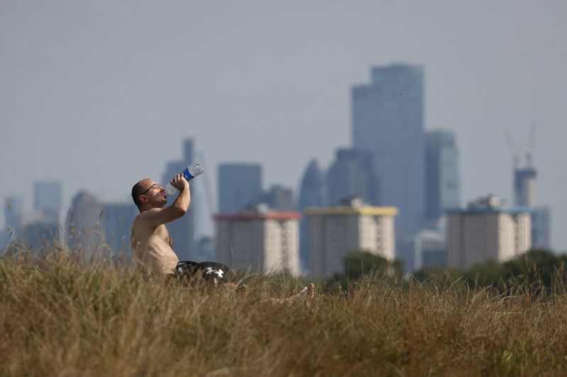 &copy; Reuters. Homem bebe água de uma garrafa em parque em Londres
03/09/2023
REUTERS/Hollie Adams