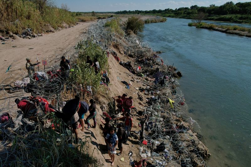 &copy; Reuters. Membros da Guarda Nacional do Texas tentam dissuadir migrantes de atravessar cerca depois de terem cruzado o Rio Grande na fronteira com o México
29/09/2023
REUTERS/Brian Snyder