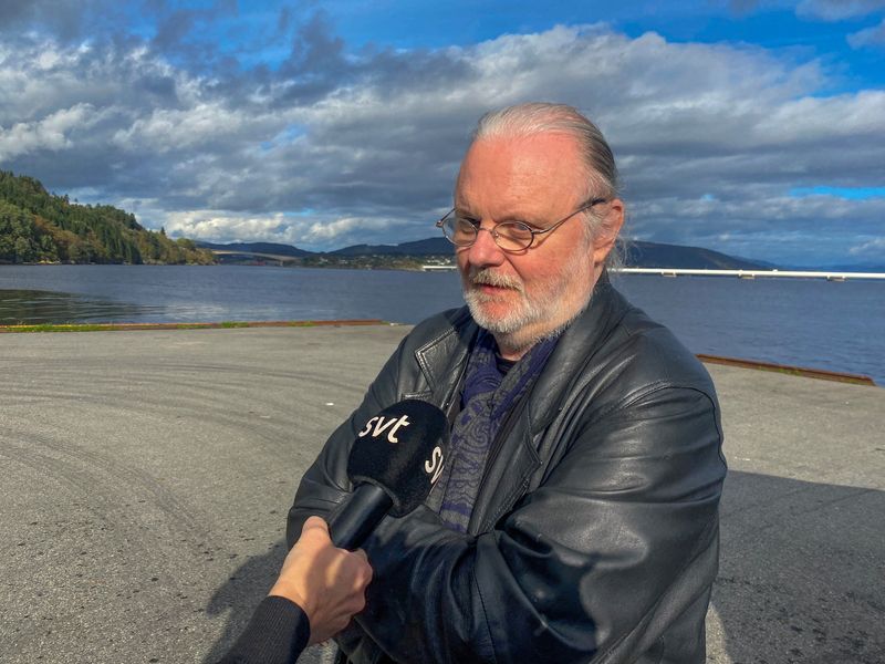 © Reuters. Norwegian writer Jon Fosse, who has been awarded the Nobel Prize in Literature, meets the press on a wharf at Frekhaug, Norway October 5, 2023. Gunn Berit Wiik/NTB/via REUTERS  
