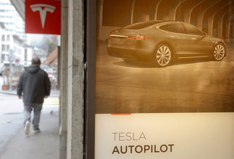 &copy; Reuters. FILE PHOTO: An advertisement promotes Tesla Autopilot at a showroom of U.S. car manufacturer Tesla in Zurich, Switzerland March 28, 2018. REUTERS/Arnd Wiegmann/File Photo