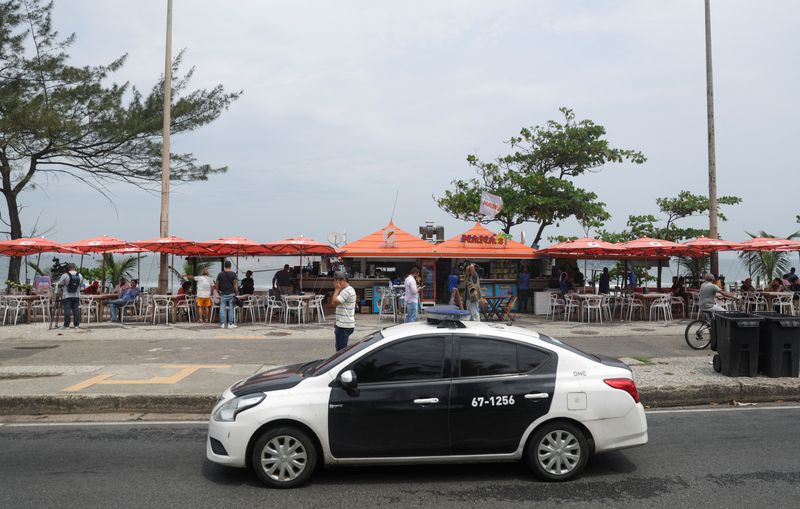 © Reuters. Carro de polícia passa por quiosque onde, de acordo com a polícia, médicos foram mortos a tiros na madrugada desta quinta-feira na Barra da Tijuca
05/10/2023
REUTERS/Ricardo Moraes