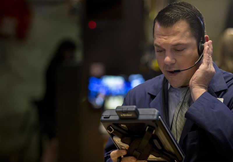 &copy; Reuters. Un trader travaille à la Bourse de New York. /Photo d'archives/REUTERS/Brendan McDermid 