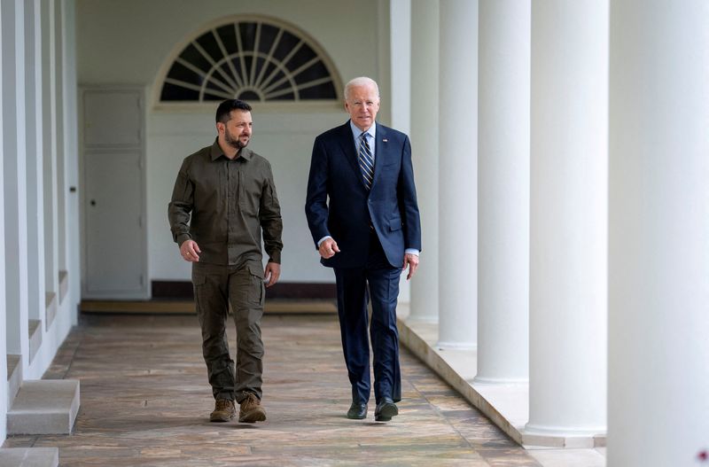 &copy; Reuters. Ukrainian President Volodymyr Zelenskiy walks down the White House colonnade to the Oval Office with U.S. President Joe Biden during a visit to the White House in Washington, U.S., September 21, 2023. Doug Mills/Pool via REUTERS/File Photo