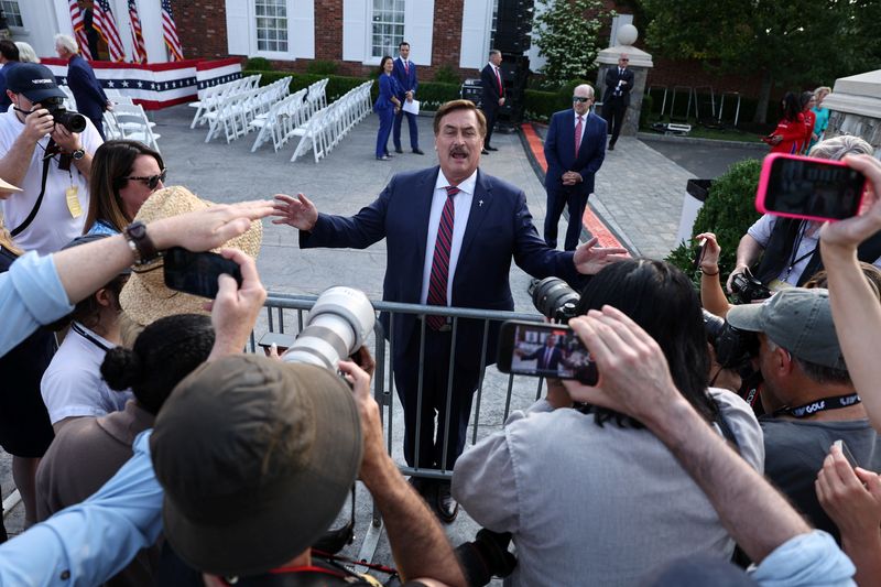 &copy; Reuters. My Pillow CEO Mike Lindell speaks to members of the media while waiting for former U.S. President Donald Trump, following Trump's arraignment on classified document charges, at Trump National Golf Club, in Bedminster, New Jersey, U.S., June 13, 2023. REUT