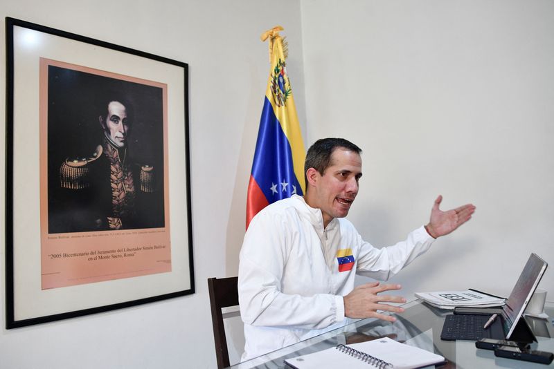 &copy; Reuters. FOTO DE ARCHIVO. El líder de la oposición venezolana, Juan Guaidó, habla durante una entrevista con Reuters, en Caracas, Venezuela, el 6 de diciembre de 2022. REUTERS/Gaby Oraa