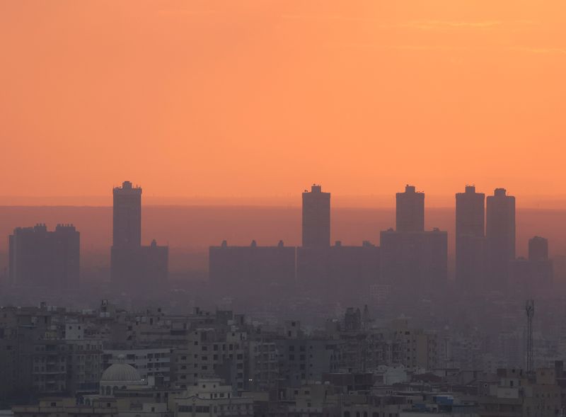 © Reuters. منظر عام لمدينة القاهرة أثناء غروب الشمس بتاريخ الثاني من فبراير شباط 2023. تصوير: عمرو عبدالله دلش- رويترز.