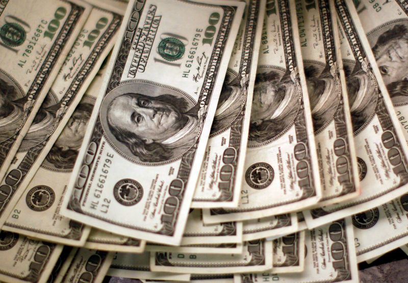 &copy; Reuters. 　１０月５日、イラクは同国の銀行に預けられているドル資金の現金引き出しと取引を来年１月１日から禁止する。写真は米ドル紙幣。コロラド州ウェストミンスターで２００９年１１月撮