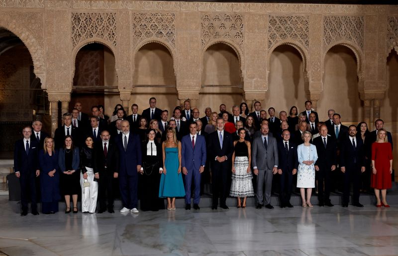 &copy; Reuters. FILE PHOTO: Spain's King Felipe VI, Queen Letizia and European country leaders pose for a family photo during a visit to the Court of the Lions at Alhambra Palace, on the day of the European Political Community Summit in Granada, Spain October 5, 2023.