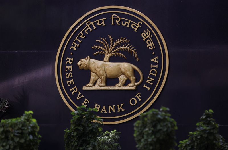 &copy; Reuters. インド準備銀行（中央銀行、ＲＢＩ）は６日、主要政策金利のレポレートを６．５％に据え置くことを決定した。写真はインド準備銀行のロゴ。ムンバイで４月撮影。（2023年 ロイター/Franci