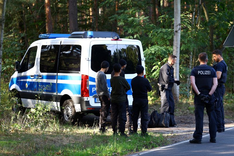 &copy; Reuters. FILE PHOTO: Police detain suspects as they patrol along the German-Polish border to prevent illegal migration near Klinge, Germany, September 20, 2023. REUTERS/Lisi Niesner/File Photo