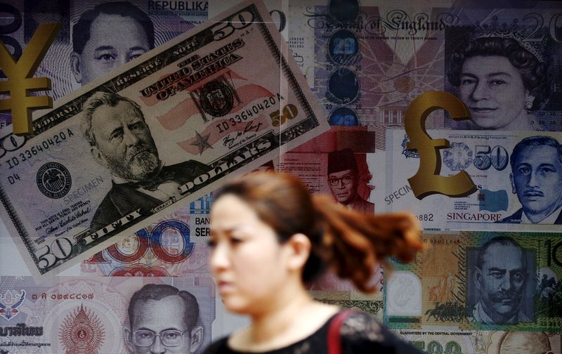 &copy; Reuters. A woman walks past a money exchange shop in Kuala Lumpur, Malaysia, August 25, 2015. REUTERS/Olivia Harris/File photo