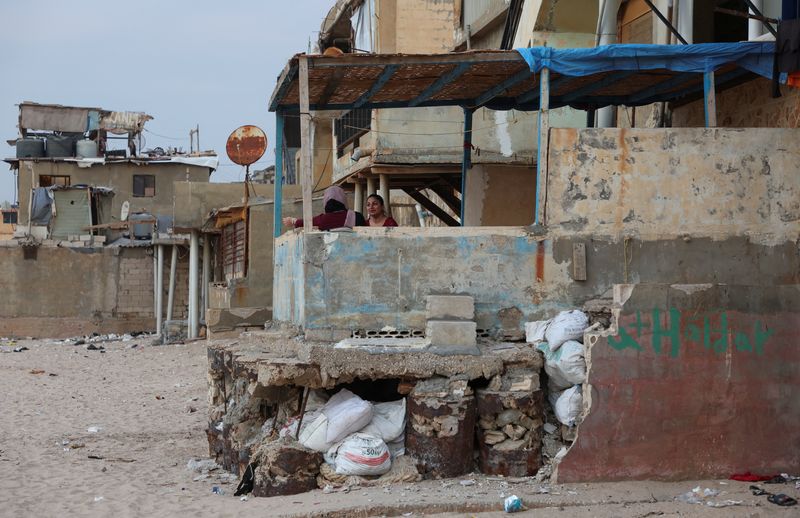 &copy; Reuters. 　レバノン北部の狭苦しい小屋で暮らす失業中のアスマ・イブラヒムさんにとって、最貧層を対象とする生活保護給付を自分がなぜ受けられないのか、まったくの謎だ。写真はレバノンのウ