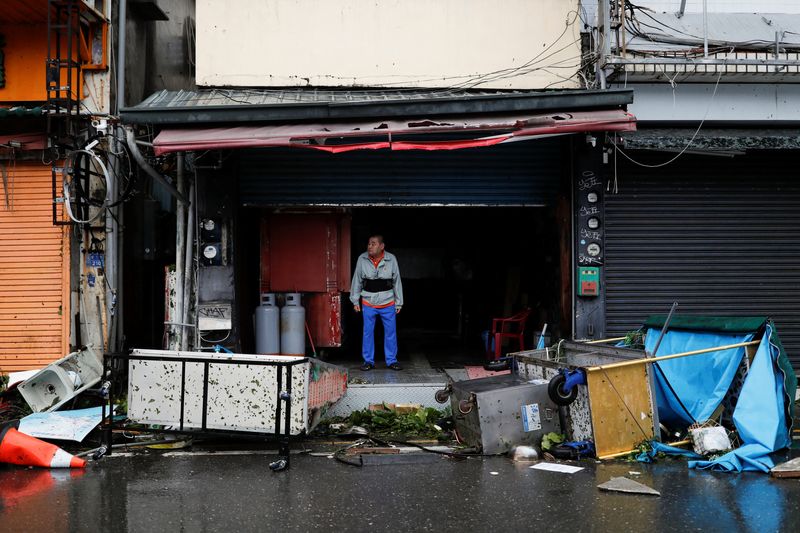 &copy; Reuters. Les dégâts causés par le typhon Koinu, qui se dirige vers le sud de la Chine. /Photo prise le 5 octobre 2023/REUTERS/Carlos Garcia Rawlins