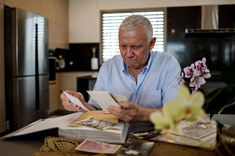 &copy; Reuters. رجل الأعمال الإسرائيلي أوزي زويبنر ينظر إلى صور شقيقه الذي قتل في الحرب عام 1973 في تل أبيب يوم 20 أبريل نيسان 2023. تصوير: عامير كوهين - رويترز.
