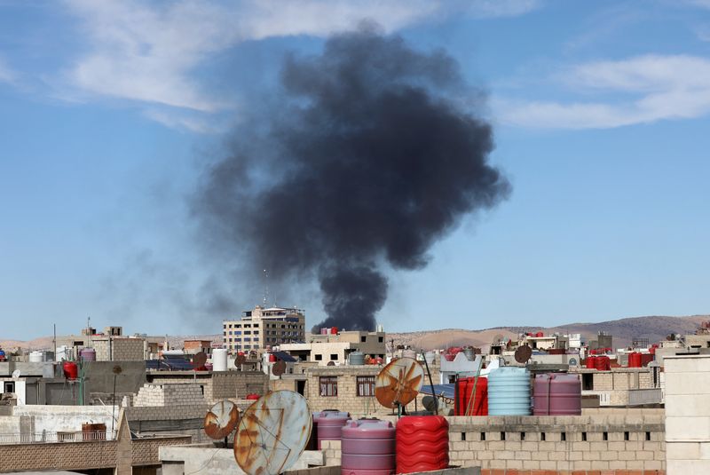 © Reuters. FILE PHOTO: Smoke rises from Syria's Kurdish-controlled northeast city of Qamishli, Syria October 5, 2023. REUTERS/Orhan Qereman/File Photo