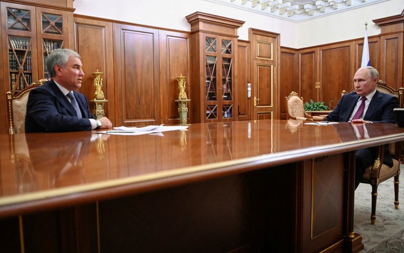 &copy; Reuters. Viatcheslav Volodine et Vladimir Poutine en réunion au Kremlin à Moscou, en Russie. /Photo prise le 31 juillet 2023/REUTERS/Sputnik/Alexander Kazakov