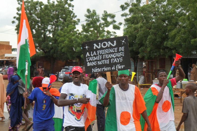 &copy; Reuters. Des manifestants réunis pour exiger le départ de l'armée française au Niger. /Photo prise le 1er octobre 2023/REUTERS/Mahamadou Hamidou 