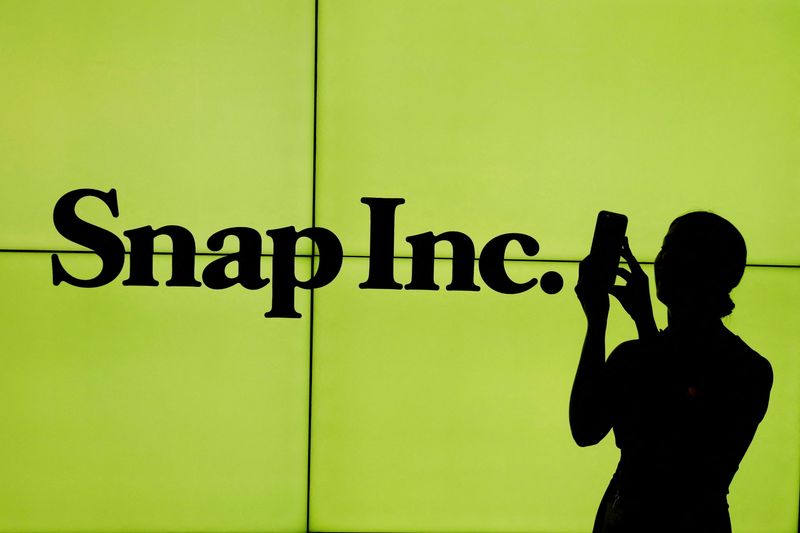 &copy; Reuters. FILE PHOTO: A woman stands in front of the logo of Snap Inc. on the floor of the New York Stock Exchange (NYSE) while waiting for Snap Inc. to post their IPO, in New York City, New York, U.S. on March 2, 2017. REUTERS/Lucas Jackson/File Photo