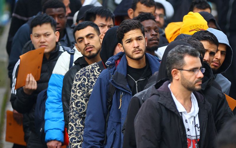 © Reuters. Migrants queue in a waiting area to be escorted to a registration office at the arrival centre for asylum seekers in Reinickendorf district, Berlin, Germany, October 6, 2023. REUTERS/Fabrizio Bensch