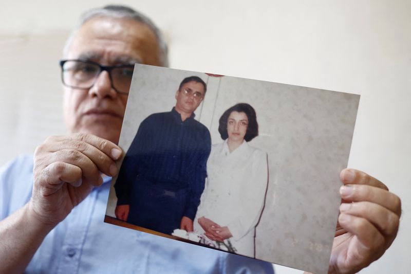 &copy; Reuters. Taghi Ramahi, husband of Narges Mohammadi, a jailed Iranian women's rights advocate, who won the 2023 Nobel Peace Prize, poses with an undated photo of himself and his wife, during an interview at his home in Paris, France, October 6, 2023. REUTERS/Christ