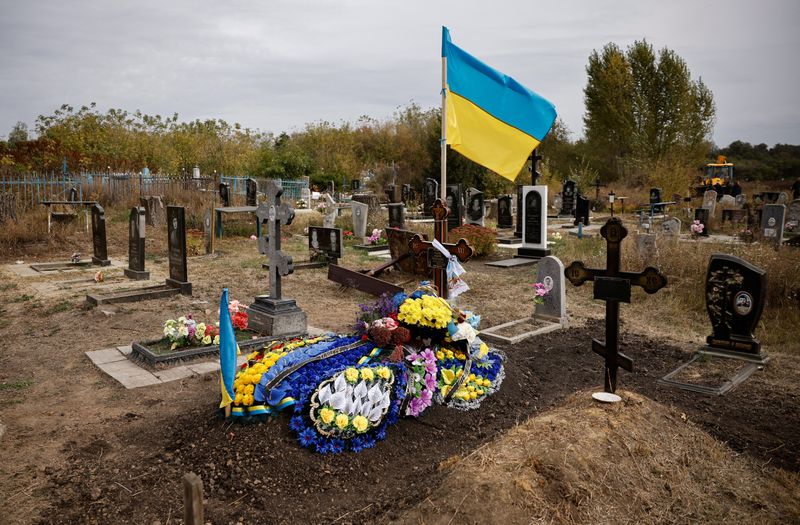 &copy; Reuters. Une tombe décorée dans un cimetière en dehors de Hroza, en Ukraine. /Photo prise le 6 octobre 2023/REUTERS/Thomas Peter
