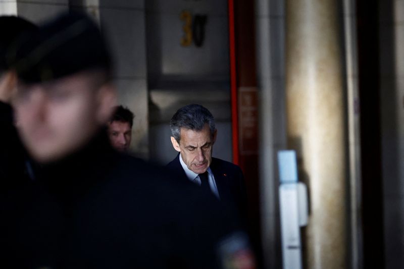 &copy; Reuters. Nicolas Sarkozy, dans un tribunal parisien. /Photo prise le 15 décembre 2022/REUTERS/Stéphane Mahé