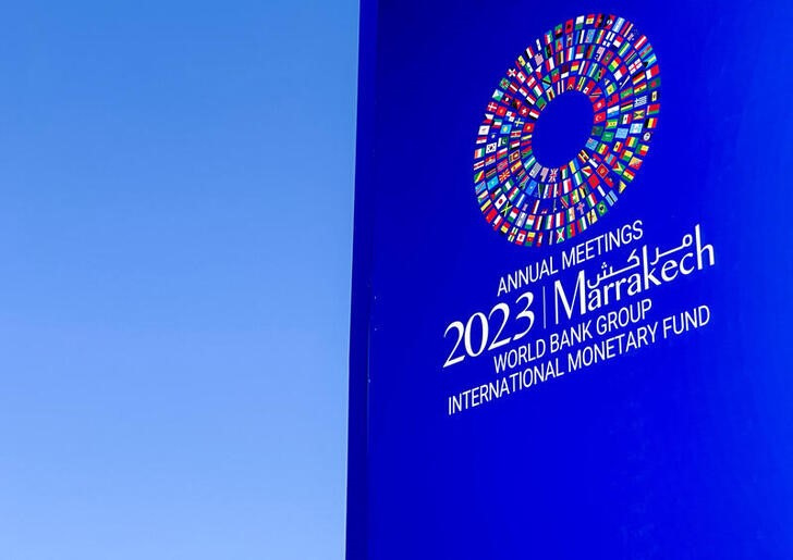 &copy; Reuters. Cartaz da reunião anual do FMI e do Banco Mundial no Marrocos
01/10/2023. REUTERS/Abdelhak Balhaki