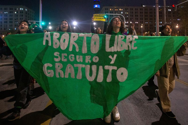 &copy; Reuters. Manifestação para marcar o Dia do Aborto Seguro em Santiago, no Chile
28/09/2023 REUTERS/Quetzalli Nicte-Ha