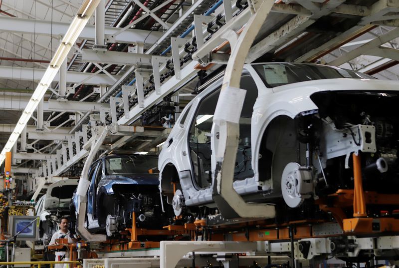 &copy; Reuters. FOTO DE ARCHIVO: Autos Volkswagen Tiguan son fotografiados en una línea de producción en la planta de montaje de la compañía en Puebla, México. 10 de julio, 2019. REUTERS/Imelda Medina/Archivo