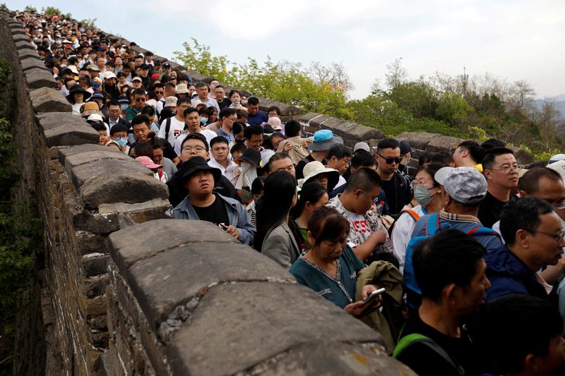 &copy; Reuters. FILE PHOTO: People visit the Mutianyu section of the Great Wall during the five-day Labour Day holiday in Beijing, China April 30, 2023. REUTERS/Florence Lo/File Photo