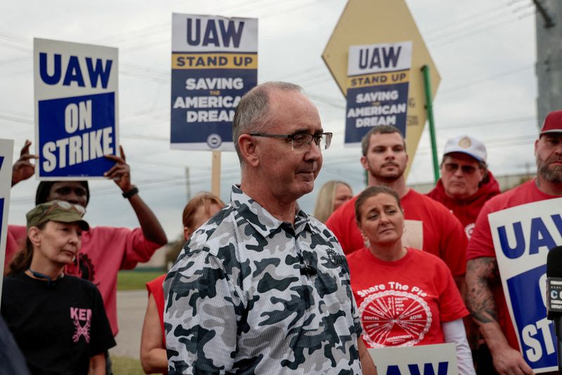 &copy; Reuters. FILE PHOTO: Striking United Auto Workers members from the General Motors Lansing Delta Plant picket on a street corner in Delta Township, Michigan U.S.  September 29, 2023.    REUTERS/Rebecca Cook/File Photo