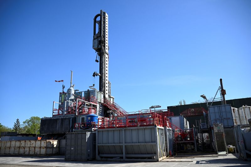 &copy; Reuters. FILE PHOTO: General view of the derrick at a deep geothermal project of the supplying plant Stadtwerke in a residential area, in Potsdam, Germany May 8, 2023. REUTERS/Annegret Hilse/file Photo