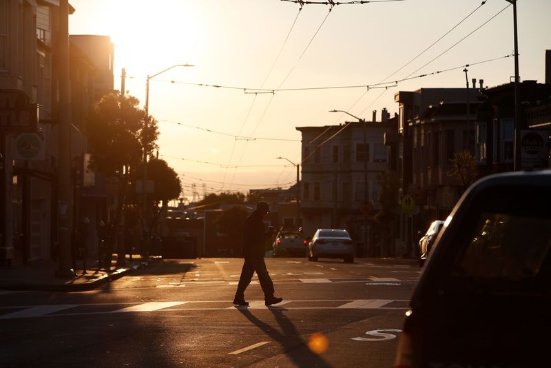 &copy; Reuters. Un piéton dans une rue de San Francisco au lever du jour. /Photo prise le 10 avril 2020/REUTERS/Stephen Lam