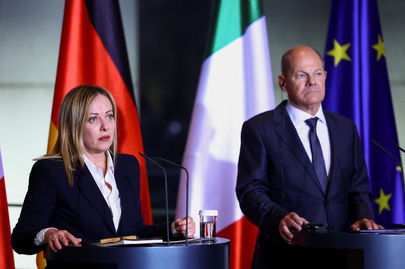 &copy; Reuters. Il cancelliere tedesco Olaf Scholz e la prima ministra italiana Giorgia Meloni tengono una conferenza stampa presso la Cancelleria di Berlino, Germania, 3 febbraio 2023. REUTERS/Lisi Niesner