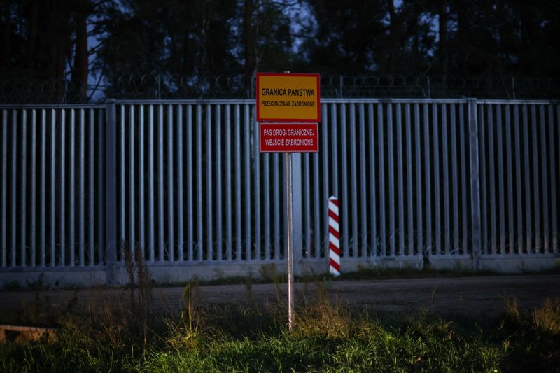 © Reuters. FILE PHOTO: General view of the fence on the Polish-Belarusian border at night, during the migrant crisis, in Opaka Duza, Poland, October 2, 2023. REUTERS/Kacper Pempel/File photo