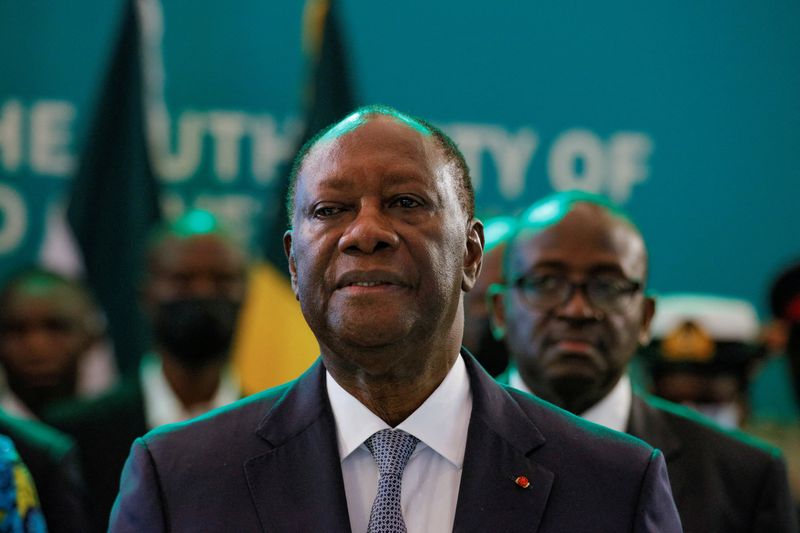 &copy; Reuters. Le président ivoirien Alassane Ouattara participe au sommet de la Cédéao pour discuter de la feuille de route de transition pour le Mali, le Burkina Faso et la Guinée, à Accra. /Photo prise le 3 juillet 2022/REUTERS/Francis Kokoroko