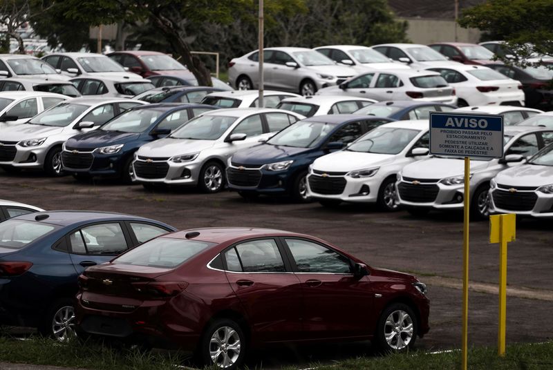 &copy; Reuters. Foto de archivo de autos en la fábrica de General Motors Co en Sao Jose dos Campos, Brasil 
Mar 19, 2020. REUTERS/Roosevelt Cassio